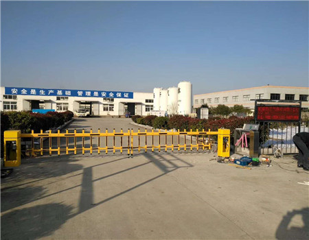 建湖新吴化工厂二道门显示屏显示在场人数8.jpg